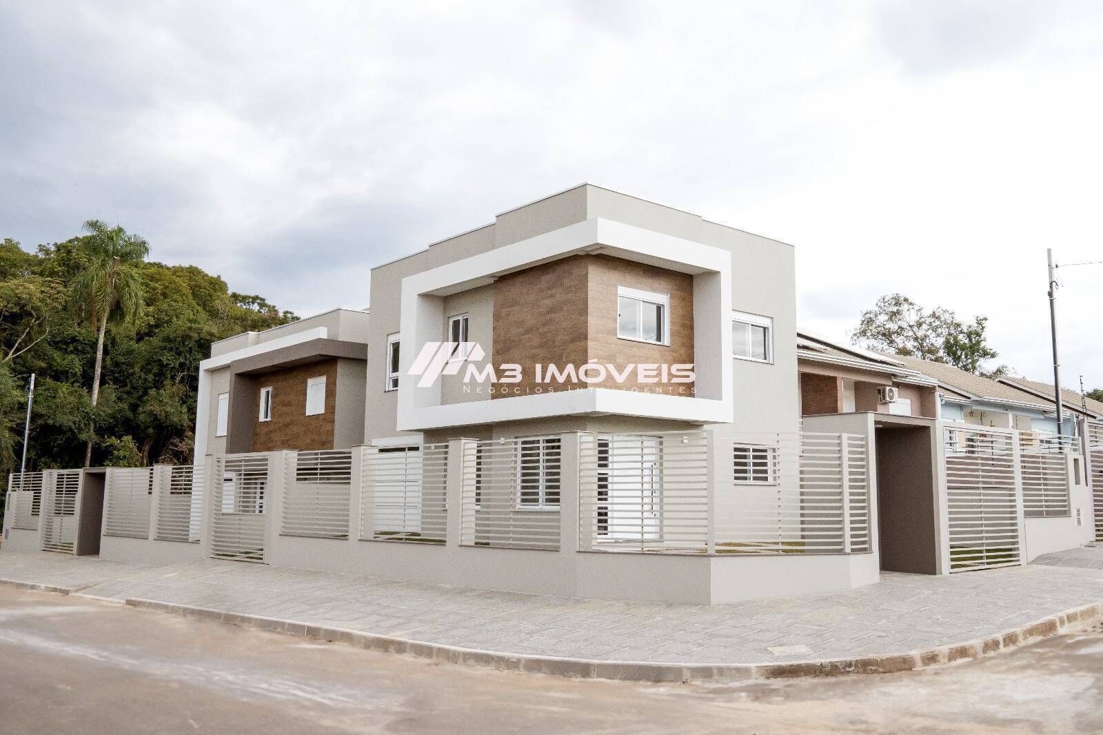 Casa à venda com 3 quartos, 251m² - Foto 2